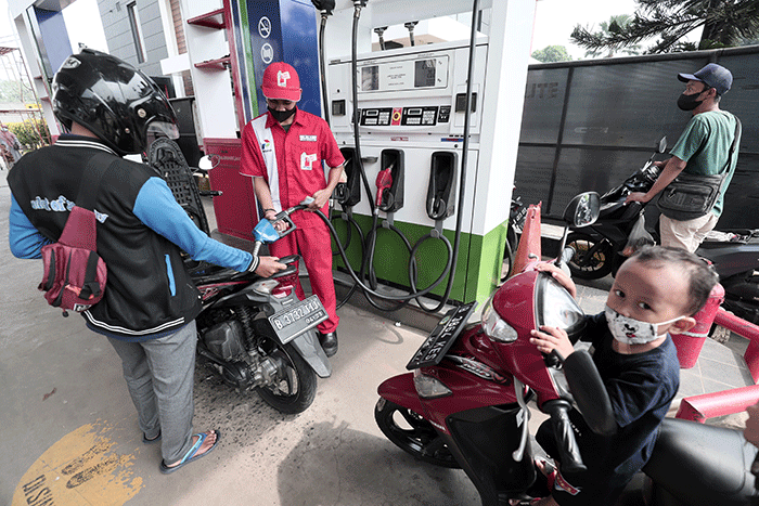 Pengendara mengisi BBM di SPBU Jalan Raya Hankam, Kota Bekasi, Jawa Barat.