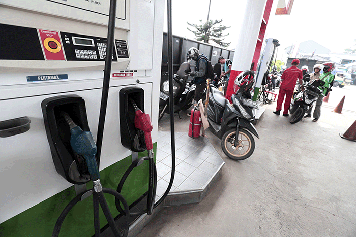 Pengendara mengisi BBM di SPBU Jalan Raya Hankam, Kota Bekasi, Jawa Barat.