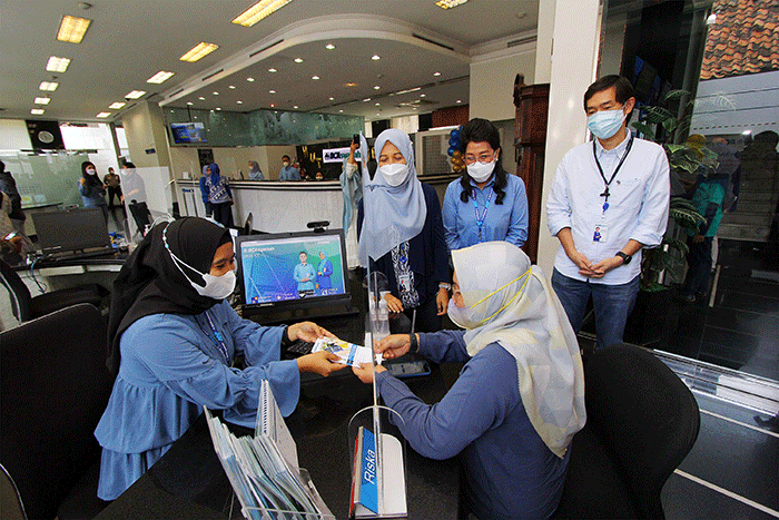 Presiden Direktur Yuli Melati Suryaningrum (Tengah) dan Direktur Lukman Hadiwijaya berkomunikasi dengan nasabah di Teller Kantor Cabang Bank BCA Syariah.
