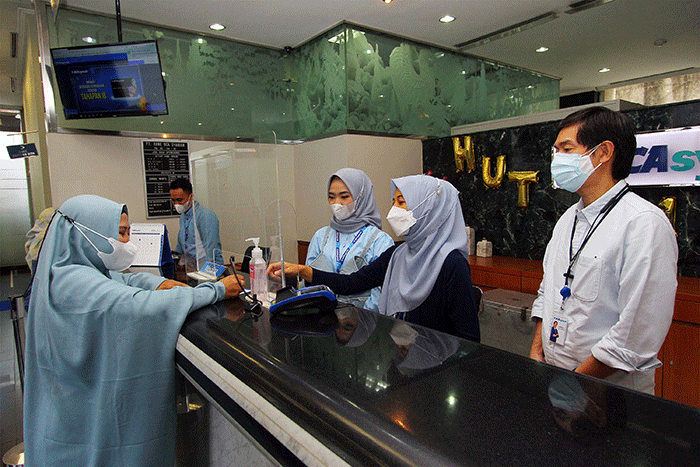 Presiden Direktur Yuli Melati Suryaningrum (Tengah) dan Direktur Lukman Hadiwijaya berkomunikasi dengan nasabah di Teller Kantor Cabang Bank BCA Syariah.