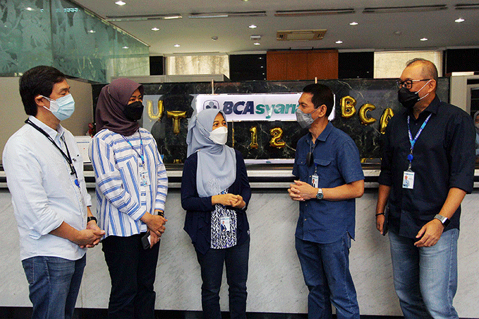 Presiden Direktur Yuli Melati Suryaningrum (Tengah) dan Direktur Lukman Hadiwijaya berkomunikasi dengan nasabah di Teller Kantor Cabang Bank BCA Syariah.