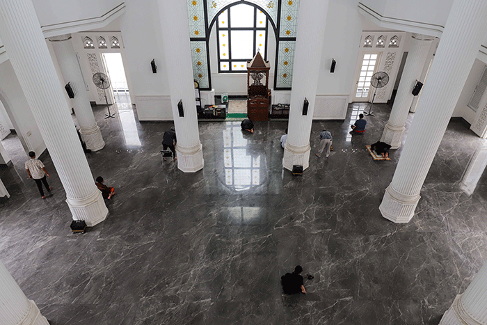 Pemandangan Masjid Ramlie Musofa di kawasan Sunter, Jakarta Utara, Selasa (5/4/2022).