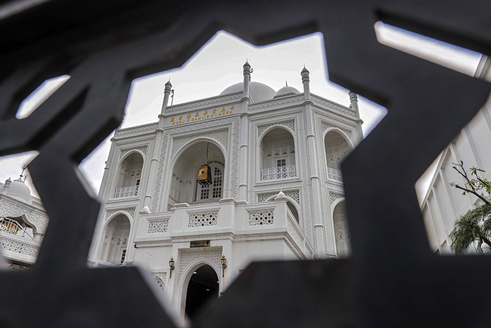 Pemandangan Masjid Ramlie Musofa di kawasan Sunter, Jakarta Utara, Selasa (5/4/2022).