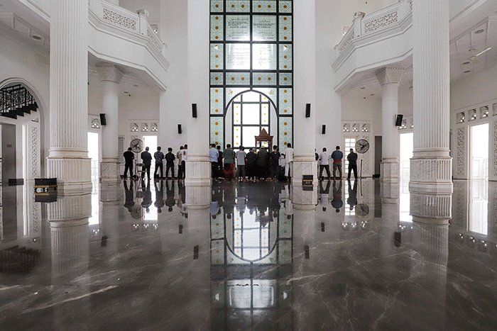 Pemandangan Masjid Ramlie Musofa di kawasan Sunter, Jakarta Utara, Selasa (5/4/2022).