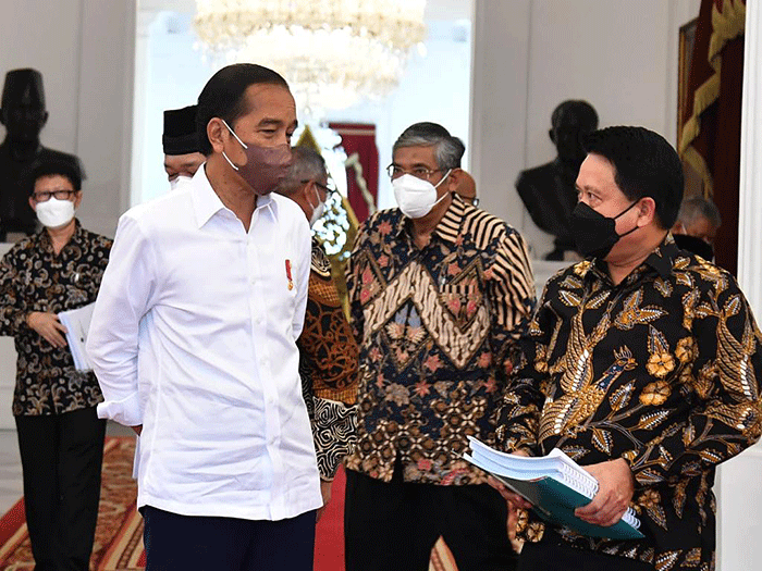 Presiden Joko Widodo menerima Panitia Seleksi Pemilihan Calon Anggota Badan Pelaksana dan Calon Anggota Dewan Pengawas Badan Pengelola Keuangan Haji.