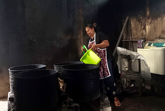 Aktivitas perajin dalam proses pembuatan kolang-kaling di Kampung Kokolaka (Kampung Olahan Kolang-kaling) Jatirejo, Gunungpati, Kota Semarang.