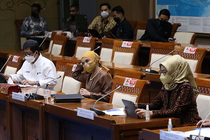 Direktur Utama PT Pertamina (Persero) Nicke Widyawati (tengah) mengikuti rapat kerja dengan Komisi VII DPR di Kompleks Parlemen, Senayan.
