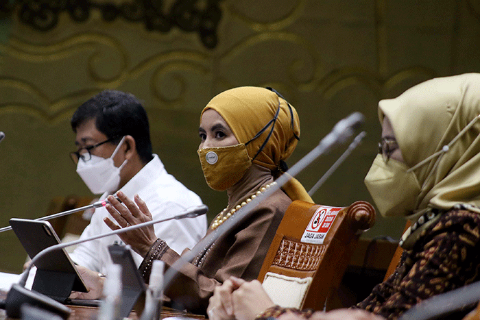 Direktur Utama PT Pertamina (Persero) Nicke Widyawati (tengah) mengikuti rapat kerja dengan Komisi VII DPR di Kompleks Parlemen, Senayan.