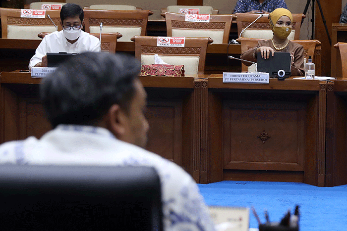 Direktur Utama PT Pertamina (Persero) Nicke Widyawati (tengah) mengikuti rapat kerja dengan Komisi VII DPR di Kompleks Parlemen, Senayan.