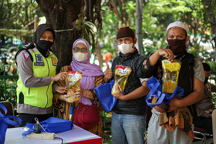 Petugas saat memberikan suntikan dosis Vaksinasi Booster di Pasar Induk Kramat Jati, Jakarta Timur, Rabu (6/4/2022).