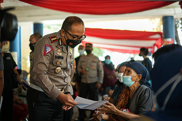 Petugas saat memberikan suntikan dosis Vaksinasi Booster di Pasar Induk Kramat Jati, Jakarta Timur, Rabu (6/4/2022).