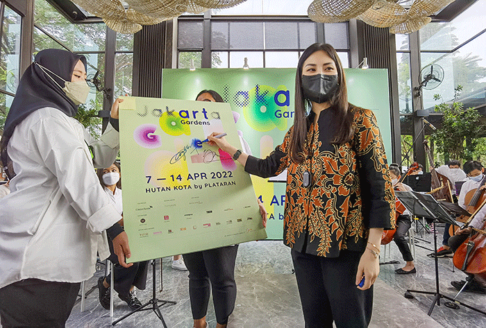 Wakil Menteri Pariwisata dan Ekonomi Kreatif, Angela Tanoesoedibjo meresmikan perhelatan Art Jakarta Gardens 2022 di Hutan Kota Plataran, Jakarta Selatan.