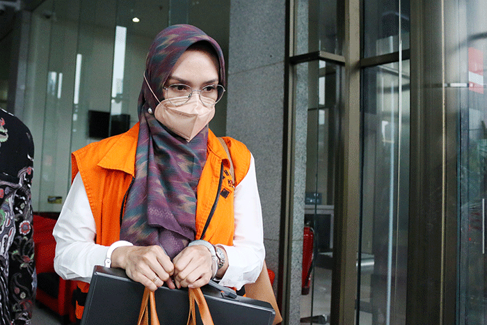 Terdakwa Bupati Probolinggo nonaktif, Puput Tantriana Sari usai menjalani sidang lanjutan yang digelar secara Virtual di Gedung KPK Merah Putih, Jakarta.