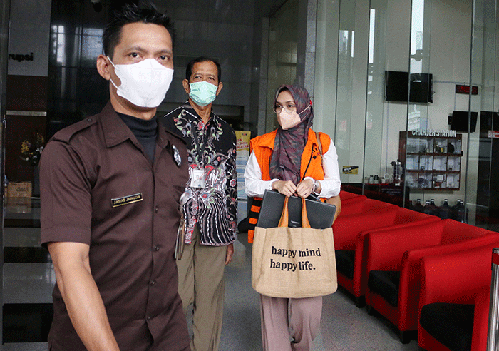 Terdakwa Bupati Probolinggo nonaktif, Puput Tantriana Sari usai menjalani sidang lanjutan yang digelar secara Virtual di Gedung KPK Merah Putih, Jakarta.