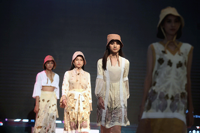 Ecoprint Fashion Week 2022 di The Plaza Semanggi, Jakarta, Rabu (6/4/2022).