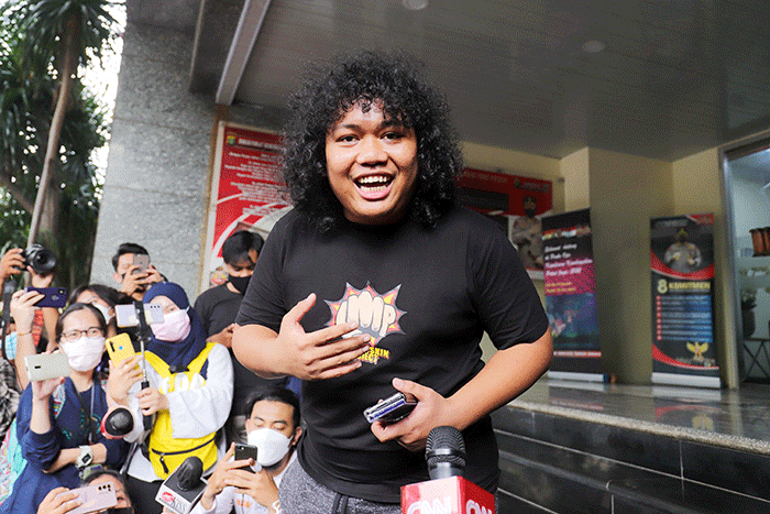 Komika Marshel Widianto saat memeberikan keterangan kepada wartawan terkait kasus konten pornografi Ayu Dewanti atau yang dikenal Dea OnlyFans.