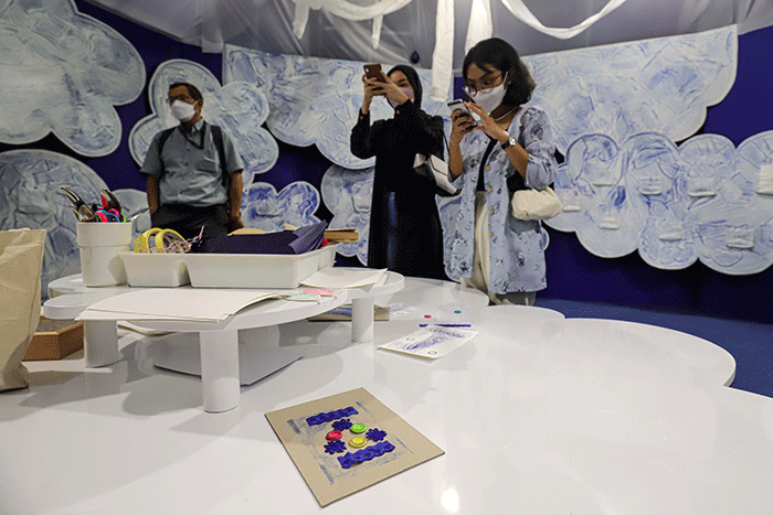 Pengunjung melakukan swafoto dengan latar belakang pameran instalasi seni grafis Kembara Biru di Museum Macan, Jakarta Barat, Rabu (6/4/2022).