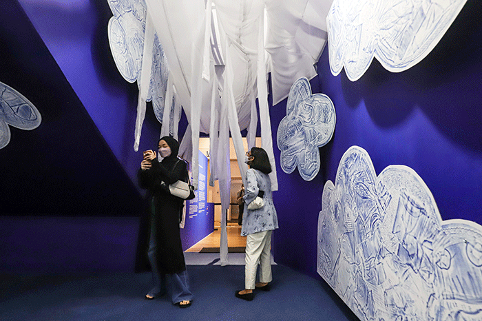Pengunjung melakukan swafoto dengan latar belakang pameran instalasi seni grafis Kembara Biru di Museum Macan, Jakarta Barat, Rabu (6/4/2022).