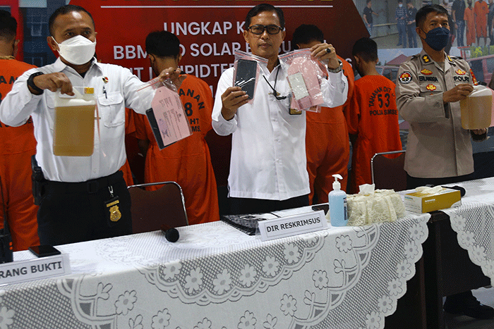 Direktorat Reserse Kriminal Khusus (Ditreskrimsus) Polda Sumsel menangkap 5 tersangka dari dua kasus penimbunan Bahan Bakar Minyak (BBM) jenis Solar bersubsidi.