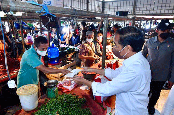 Presiden Joko Widodo didampingi Ibu Negara Iriana Joko Widodo berbincang dengan pedagang makanan saat kunjungan kerja ke Pasar Modern Angso Duo di Jambi.
