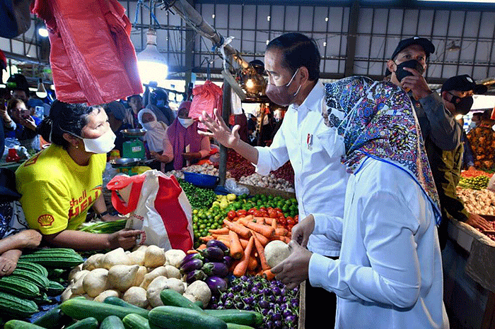 Presiden Joko Widodo didampingi Ibu Negara Iriana Joko Widodo berbincang dengan pedagang makanan saat kunjungan kerja ke Pasar Modern Angso Duo di Jambi.