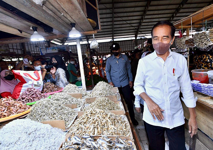 Presiden Joko Widodo didampingi Ibu Negara Iriana Joko Widodo berbincang dengan pedagang makanan saat kunjungan kerja ke Pasar Modern Angso Duo di Jambi.