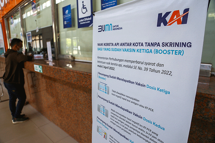 Gubernur Sumsel Herman Deru meninjau infrastruktur Stasiun Kereta Api Kertapati, Palembang, Jumat (8/4/2022).