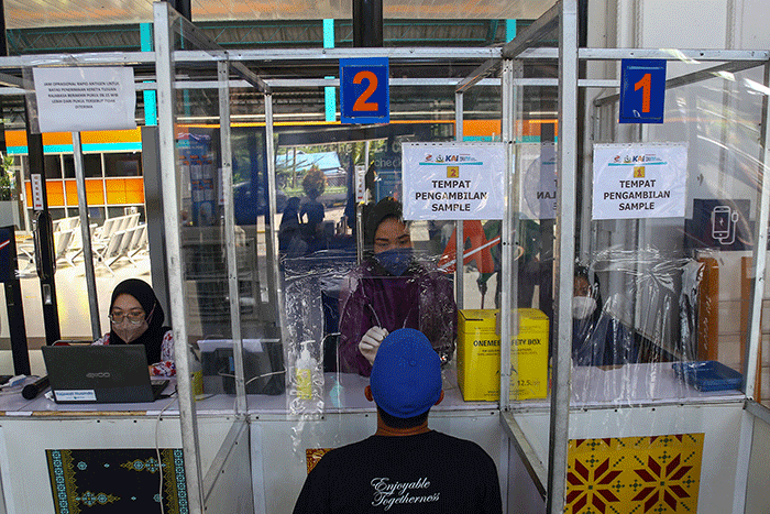 Gubernur Sumsel Herman Deru meninjau infrastruktur Stasiun Kereta Api Kertapati, Palembang, Jumat (8/4/2022).