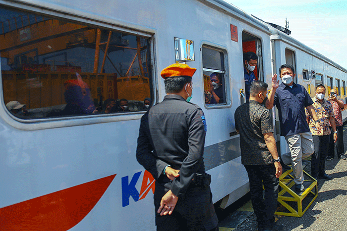 Gubernur Sumsel Herman Deru meninjau infrastruktur Stasiun Kereta Api Kertapati, Palembang, Jumat (8/4/2022).