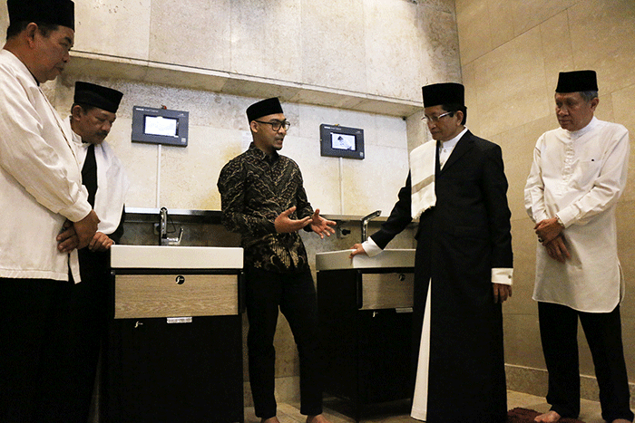 Serah terima hibah Kohler Rivletr Cabinet di Masjid Istiqlal, Jakarta, Jumat (8/4/2022).