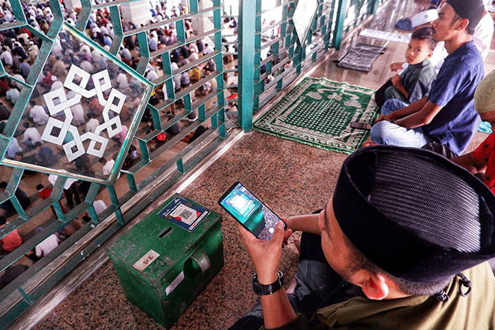Sejumlah umat muslim menjalankan ibadah Shalat Jumat perdana bulan Ramadhan di Masjid Al Markaz Al Islami, Makassar, Sulawesi Selatan, Jumat (8/4/2022).