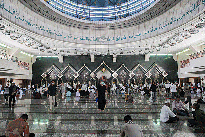 Masjid At-Tin tampak dari depan yang bergaya arsitektur Turki di Jalan Raya Taman Mini, Jakarta Timur, Jumat (8/4/2022).