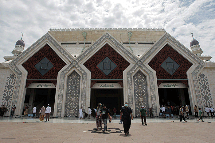 Masjid At-Tin tampak dari depan yang bergaya arsitektur Turki di Jalan Raya Taman Mini, Jakarta Timur, Jumat (8/4/2022).