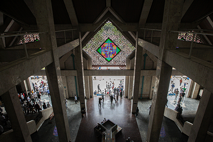 Masjid At-Tin tampak dari depan yang bergaya arsitektur Turki di Jalan Raya Taman Mini, Jakarta Timur, Jumat (8/4/2022).