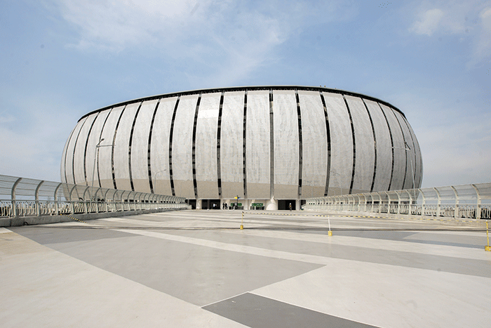 Pekerja menyelesaikan pembangunan atap Jakarta International Stadium (JIS) di kawasan Papanggo, Tanjung Priok, Jakarta Utara, Kamis (7/4/2022).