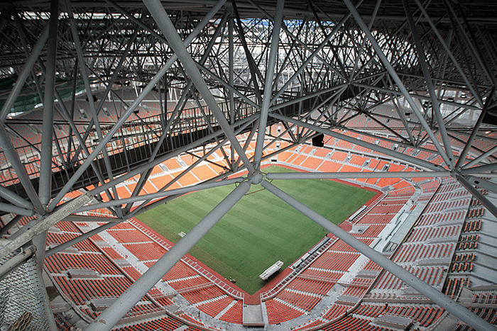 Pekerja menyelesaikan pembangunan atap Jakarta International Stadium (JIS) di kawasan Papanggo, Tanjung Priok, Jakarta Utara, Kamis (7/4/2022).