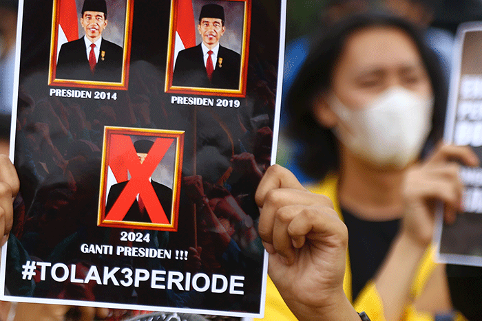 Mahasiswa yang tergabung dalam Aliansi Badan Eksekutif Mahasiswa Se Sumatera Selatan melakukan aksi ke DPRD Sumsel menolak gagasan penundaan pemilu.