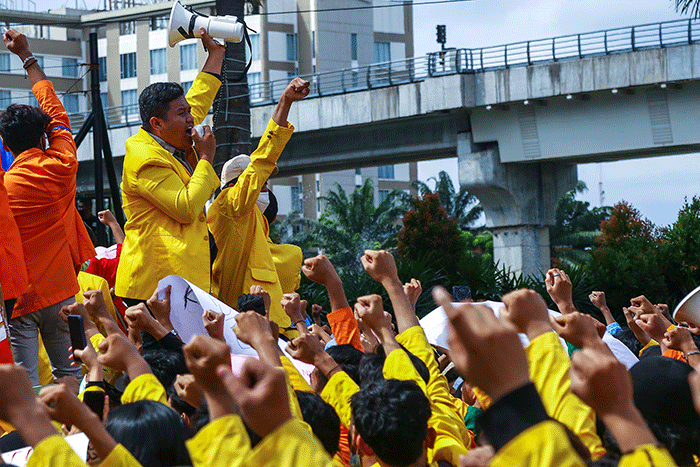 Mahasiswa yang tergabung dalam Aliansi Badan Eksekutif Mahasiswa Se Sumatera Selatan melakukan aksi ke DPRD Sumsel menolak gagasan penundaan pemilu.
