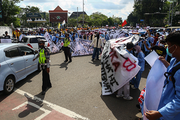 Mahasiswa yang tergabung dalam Aliansi Badan Eksekutif Mahasiswa Se Sumatera Selatan melakukan aksi ke DPRD Sumsel menolak gagasan penundaan pemilu.