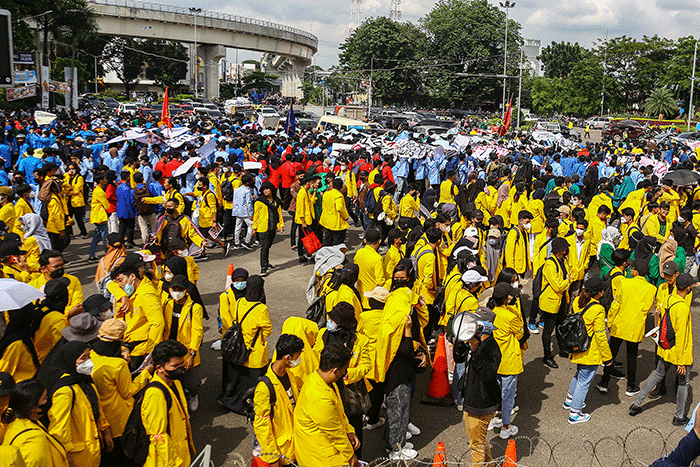 Mahasiswa yang tergabung dalam Aliansi Badan Eksekutif Mahasiswa Se Sumatera Selatan melakukan aksi ke DPRD Sumsel menolak gagasan penundaan pemilu.