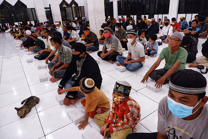Ratusan umat muslim melakukan buka puasa bersama di Masjid Al Markaz Al Islami, Makassar, Kamis (7/4//2022).