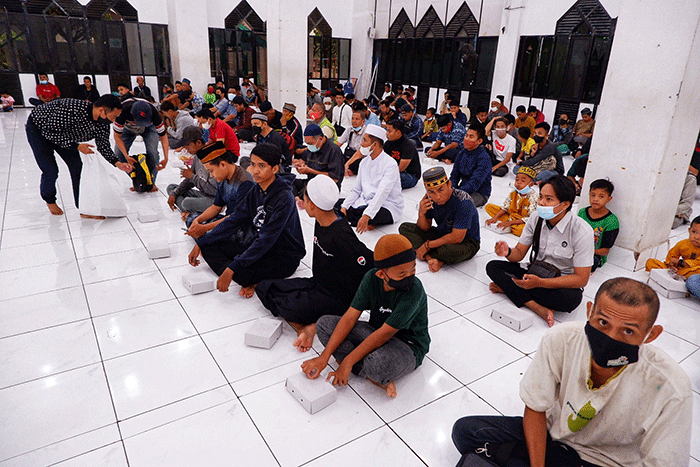 Ratusan umat muslim melakukan buka puasa bersama di Masjid Al Markaz Al Islami, Makassar, Kamis (7/4//2022).