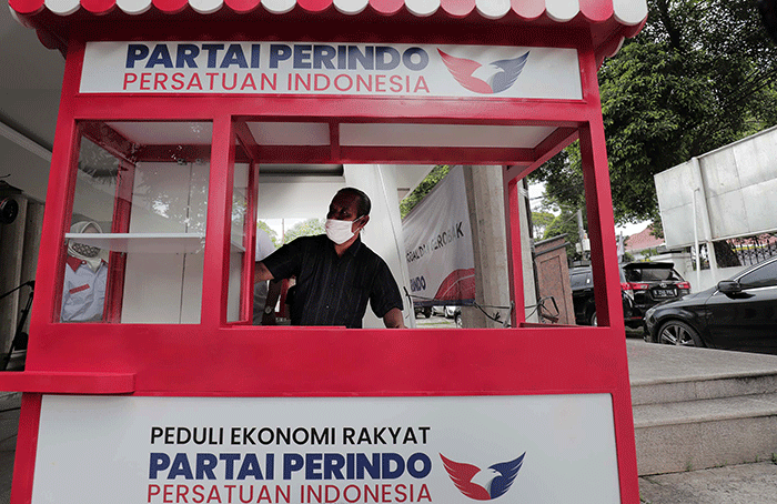 Ketua DPP Partai Perindo Bidang Hukum dan HAM Tama S Langkun menyerahkan bantuan gerobak kepada penerima bantuan pedagang nasi padang dan bakmi ayam.