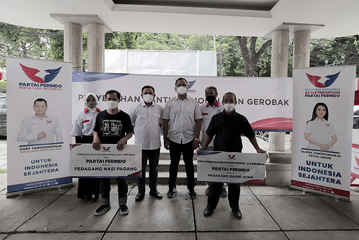 Ketua DPP Partai Perindo Bidang Hukum dan HAM Tama S Langkun menyerahkan bantuan gerobak kepada penerima bantuan pedagang nasi padang dan bakmi ayam.