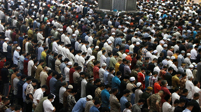 Umat muslim menunaikan ibadah Shalat Jumat di Masjid Istiqlal, Jakarta, Jumat (8/4/2022).