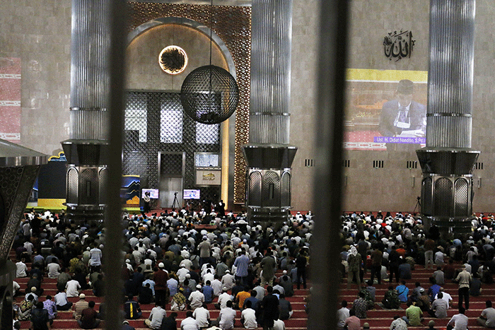 Umat muslim menunaikan ibadah Shalat Jumat di Masjid Istiqlal, Jakarta, Jumat (8/4/2022).