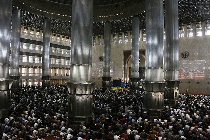 Umat muslim menunaikan ibadah Shalat Jumat di Masjid Istiqlal, Jakarta, Jumat (8/4/2022).