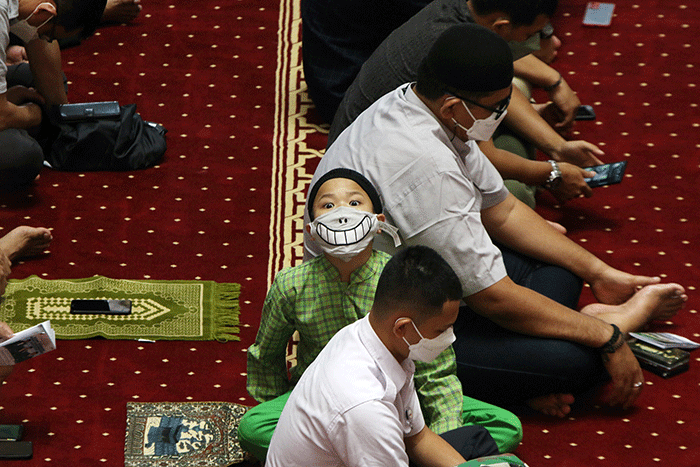 Umat muslim menunaikan ibadah Shalat Jumat di Masjid Istiqlal, Jakarta, Jumat (8/4/2022).