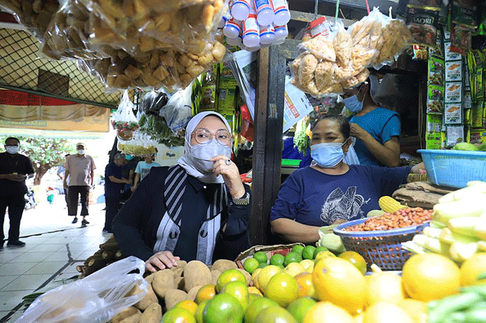 Seusai mengerjakan berbagai pekerjaan di kantornya di Kementerian Ketenagakerjaan, Menteri Ketenagakerjaan, Ida Fauziyah bertolak ke Pasar Tebet.