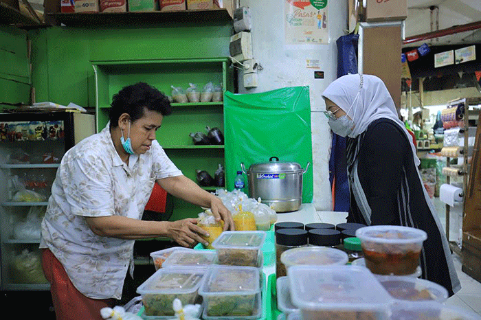 Seusai mengerjakan berbagai pekerjaan di kantornya di Kementerian Ketenagakerjaan, Menteri Ketenagakerjaan, Ida Fauziyah bertolak ke Pasar Tebet.